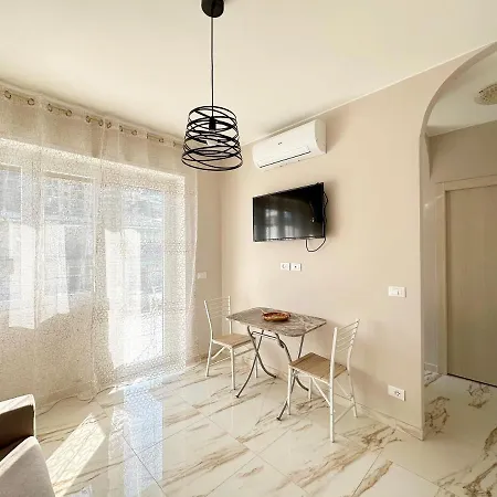 Wh - Un Posto Al Sole - Attico Monolocale Con Parcheggio Gratuito - Con Grande Terrazza-a 5 Minuti Dal Centro - Wifi Апартаменты