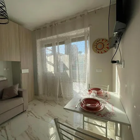Апартаменты Wh - Un Posto Al Sole - Attico Monolocale Con Parcheggio Gratuito - Con Grande Terrazza-a 5 Minuti Dal Centro - Wifi *
