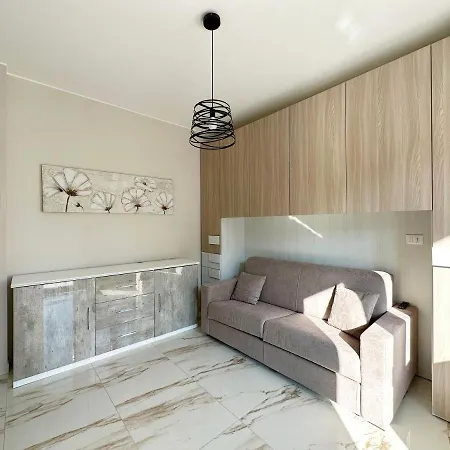 Apartamento Wh - Un Posto Al Sole - Attico Monolocale Con Parcheggio Gratuito - Con Grande Terrazza-a 5 Minuti Dal Centro - Wifi *
