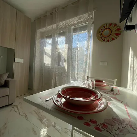 Apartamento Wh - Un Posto Al Sole - Attico Monolocale Con Parcheggio Gratuito - Con Grande Terrazza-a 5 Minuti Dal Centro - Wifi *