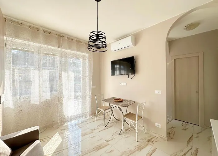 Wh - Un Posto Al Sole - Attico Monolocale Con Parcheggio Gratuito - 5 Minuti Dal Centro - Wifi Lägenhet