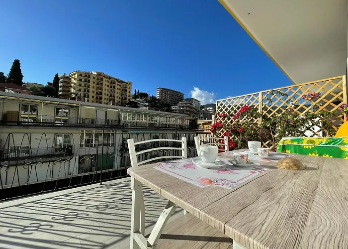 Wh - Un Posto Al Sole - Attico Monolocale Con Parcheggio Gratuito - 5 Minuti Dal Centro - Wifi Lägenhet